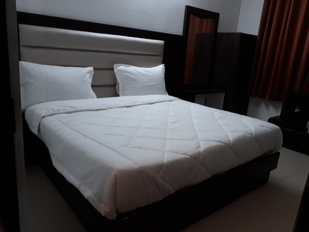 Hotel Katra Residency Extérieur photo