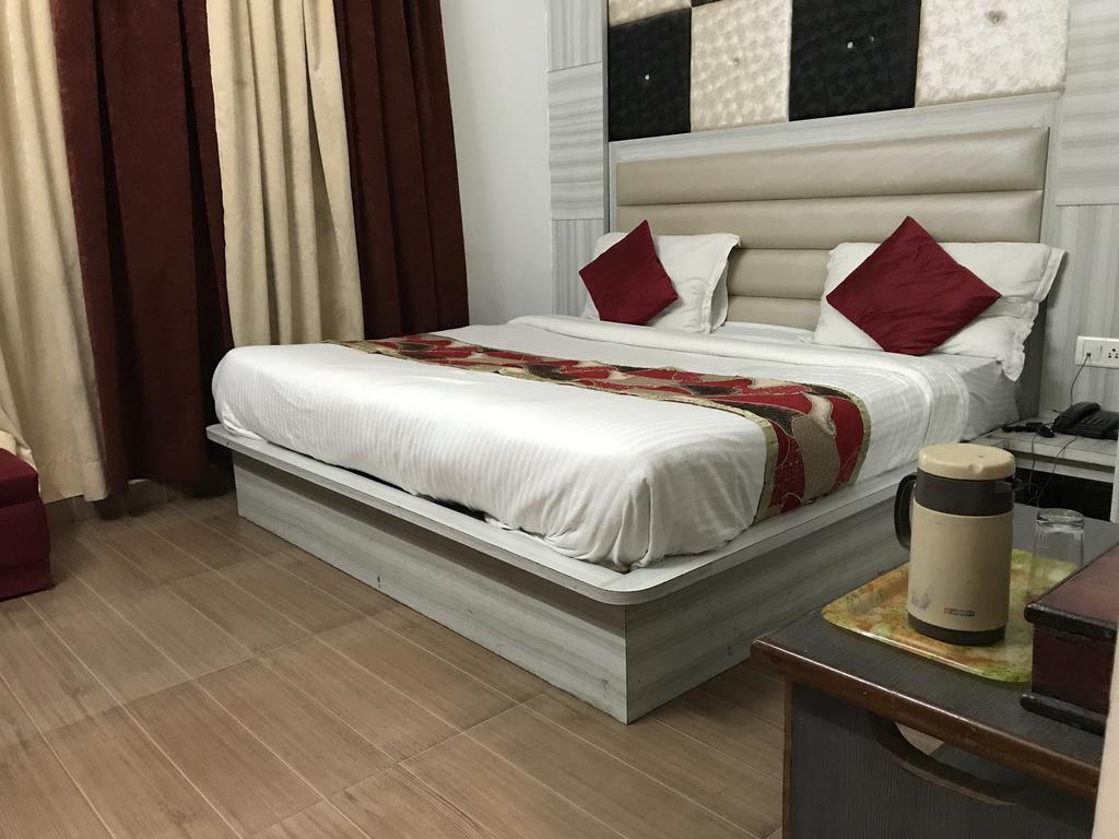 Hotel Katra Residency Extérieur photo